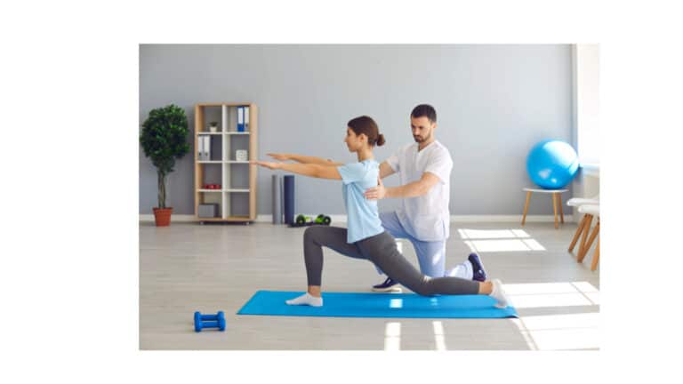 Enseignant en Activité Physique Adaptée exercice d'étirement avec jeune patiente sur tapis de gym.